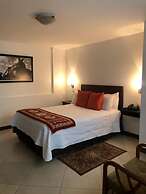 Hotel Makroz Colonial