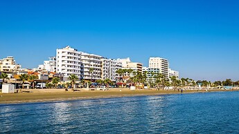 Majestic Beachfront Larnaka Finikoudes