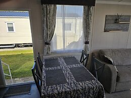 3 Bed-sleeps 8-free Parking-5 Min to Beach