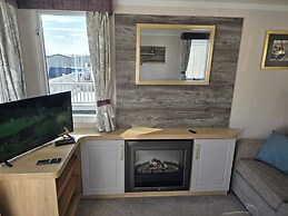 3 Bed-sleeps 8-free Parking-5 Min to Beach