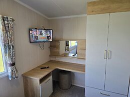 3 Bed-sleeps 8-free Parking-5 Min to Beach