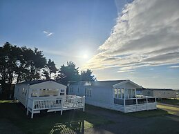 3 Bed-sleeps 8-free Parking-5 Min to Beach