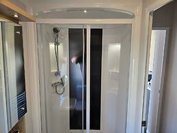 3 Bed-sleeps 8-free Parking-5 Min to Beach