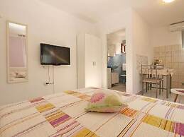 Cozy Studio Apartment With Private Outdoor Space