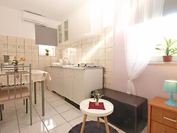 Cozy Studio Apartment With Private Outdoor Space