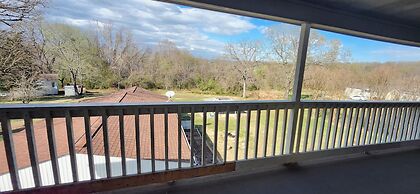Twin Lakes Inn