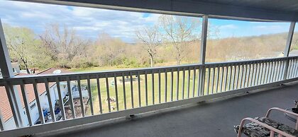 Twin Lakes Inn