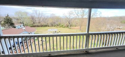 Twin Lakes Inn