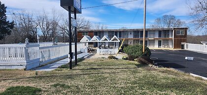 Twin Lakes Inn