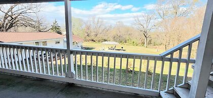 Twin Lakes Inn