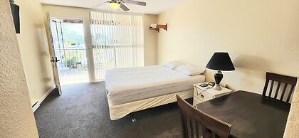 Twin Lakes Inn