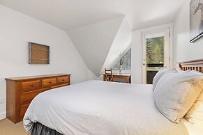 Foxglove 32 by Whistler Premier