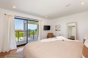 Malibu Luxury 4 BR Home w Pool and Ocean Views