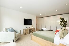 Malibu Luxury 4 BR Home w Pool and Ocean Views