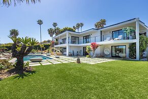 Malibu Luxury 4 BR Home w Pool and Ocean Views