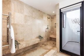 Malibu Luxury 4 BR Home w Pool and Ocean Views