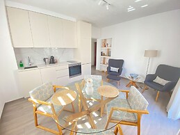 HOUSE 44
