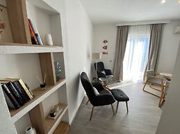 HOUSE 44