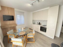HOUSE 44