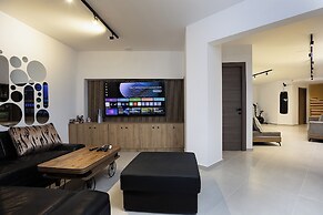 Elmima Villa by Checkin