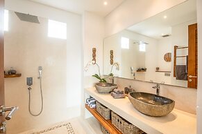 sol N1 Incredible 4 Bds Villa Near Finns Club