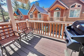 Mammoth Lakes Townhome - 10-min Walk to Village!