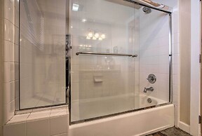 Mammoth Lakes Townhome - 10-min Walk to Village!