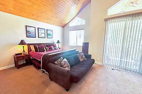 Mammoth Lakes Townhome - 10-min Walk to Village!