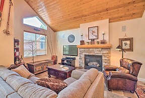 Mammoth Lakes Townhome - 10-min Walk to Village!