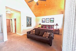 Mammoth Lakes Townhome - 10-min Walk to Village!