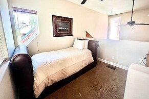 Mammoth Lakes Townhome - 10-min Walk to Village!