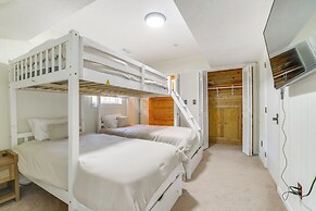 7 Mi to Dtwn Durham: Home w/ Hot Tub & Game Room!