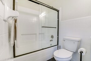 7 Mi to Dtwn Durham: Home w/ Hot Tub & Game Room!