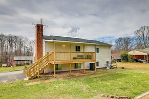 1 Mi to Dtwn Lynchburg: Charming Family Home!