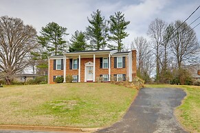 1 Mi to Dtwn Lynchburg: Charming Family Home!