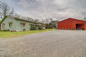Outdoorsy Getaway Near Atoka: Hunt, Fish & Relax!