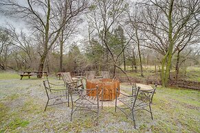 Outdoorsy Getaway Near Atoka: Hunt, Fish & Relax!