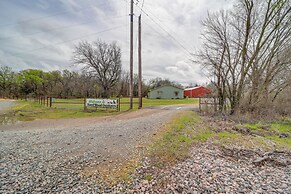 Outdoorsy Getaway Near Atoka: Hunt, Fish & Relax!