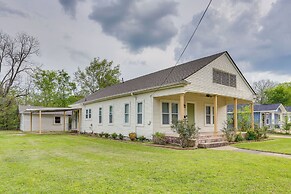 Half-mi to Dtwn Lufkin: Charming & Spacious Home!