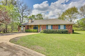 6 Mi to Ellen Trout Zoo: Family Home w/ Yard!