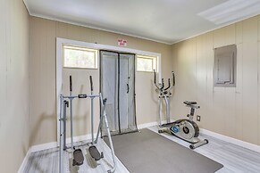 6 Mi to Ellen Trout Zoo: Family Home w/ Yard!