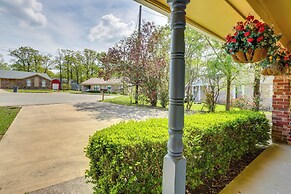 6 Mi to Ellen Trout Zoo: Family Home w/ Yard!