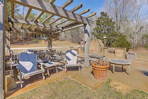 Dock, Canoe & Patio: Lakeside Cottage in Alabama
