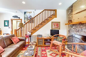 Dock, Canoe & Patio: Lakeside Cottage in Alabama