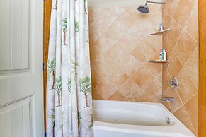 Dock, Canoe & Patio: Lakeside Cottage in Alabama