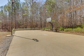 Dock, Canoe & Patio: Lakeside Cottage in Alabama