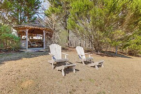 Dock, Canoe & Patio: Lakeside Cottage in Alabama