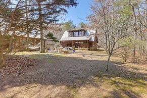Dock, Canoe & Patio: Lakeside Cottage in Alabama