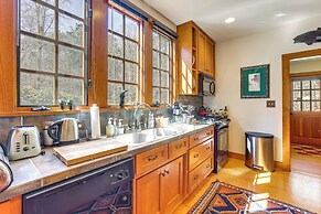 Dock, Canoe & Patio: Lakeside Cottage in Alabama