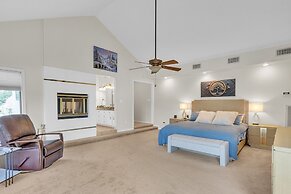 Lakefront Retreat With Private Pool, Hot Tub And Dock 4 Bedroom Home